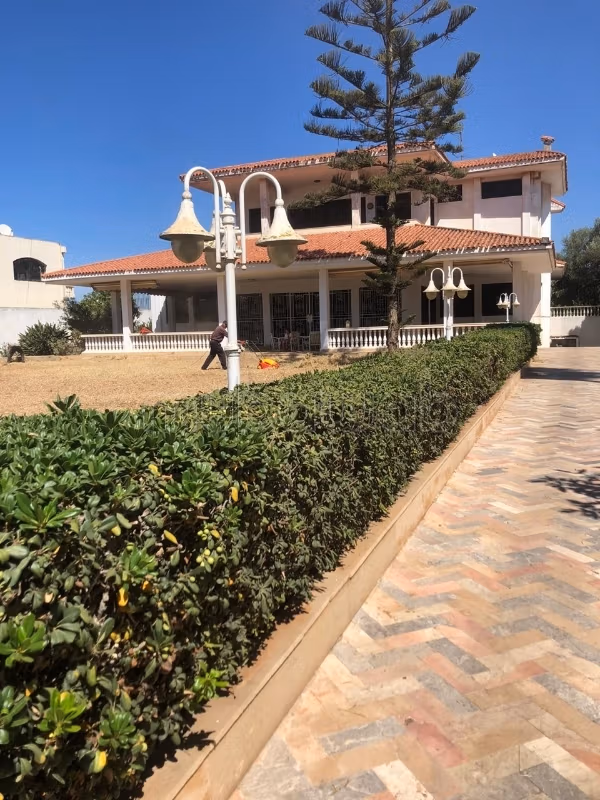 Terrain D3 avec ancienne villa construite plein Bd Fes 
Habitat ou commerciale