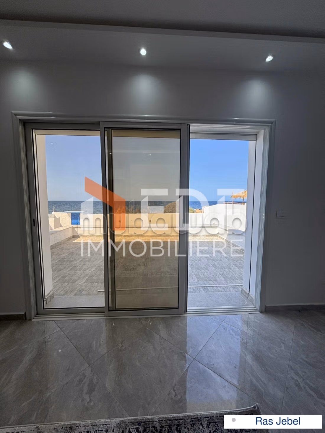 Villa d'exception pieds dans l'eau – ras jebel