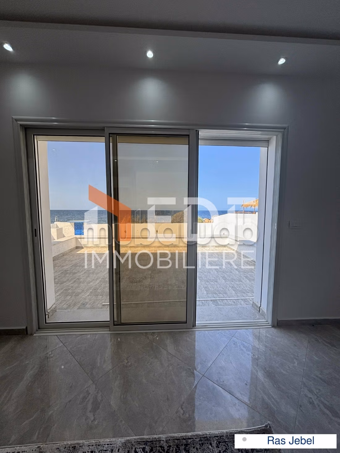 Villa d'exception pieds dans l'eau – ras jebel