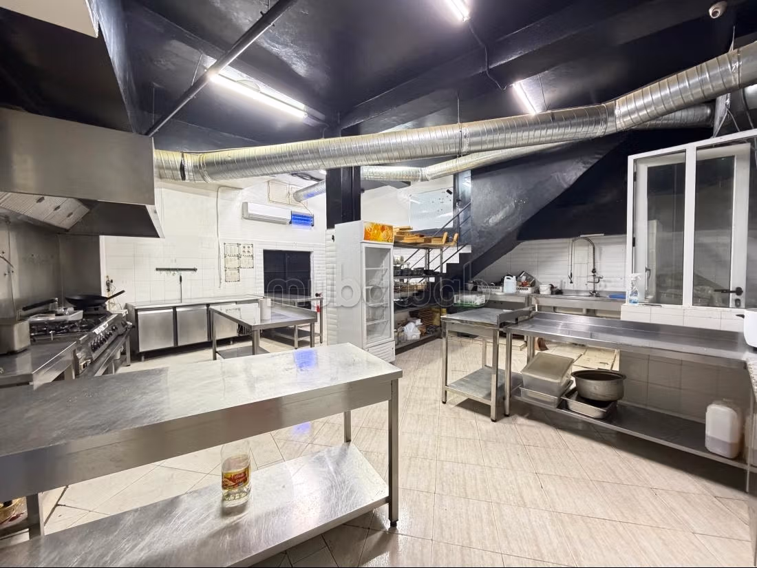 Restaurant à vendre pas de porte et mur, Surface de 220 m² à Marrakech 
Guéliz