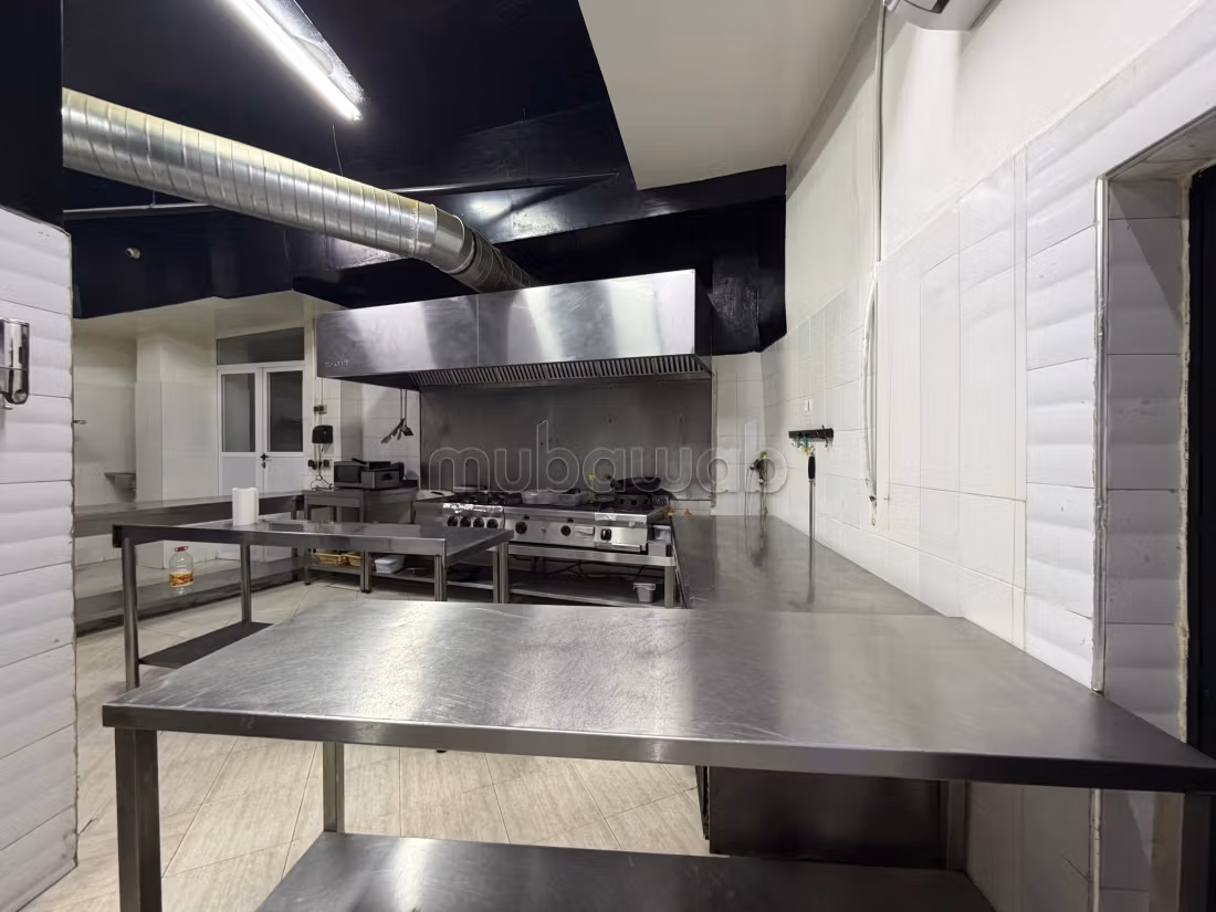 Restaurant à vendre pas de porte et mur, Surface de 220 m² à Marrakech 
Guéliz