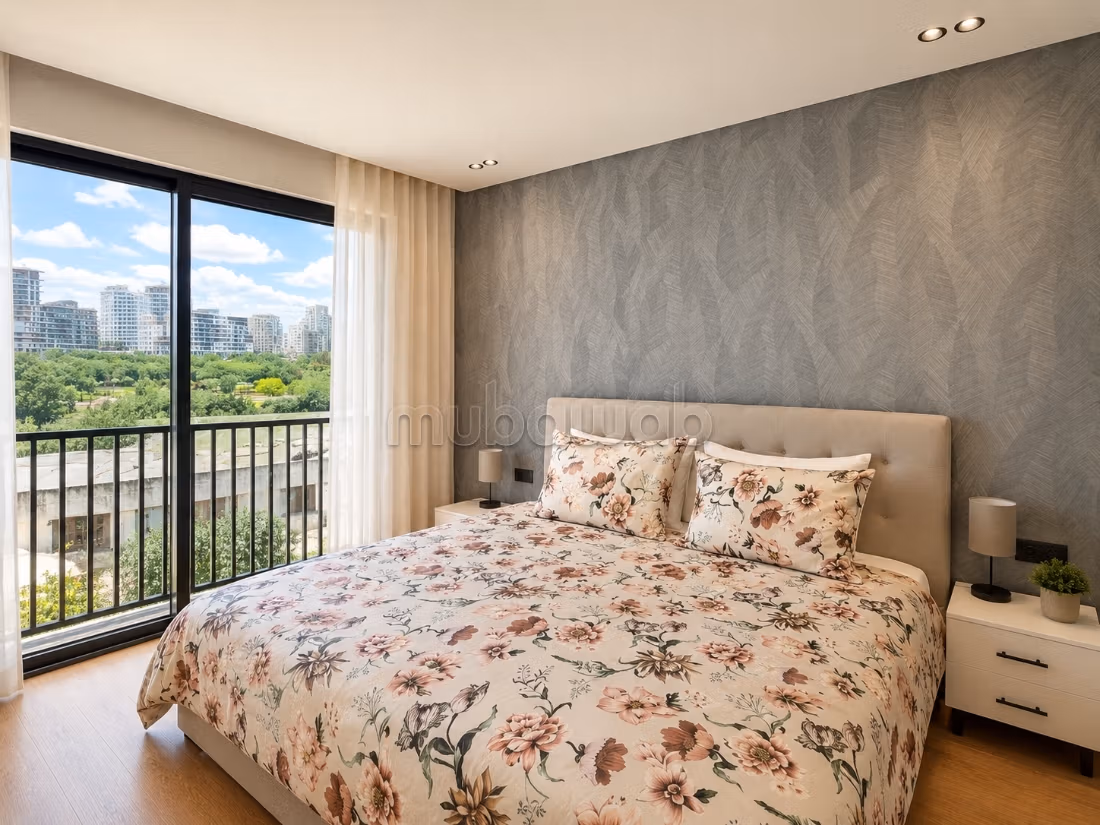 Large studio overlooking Anfa Park