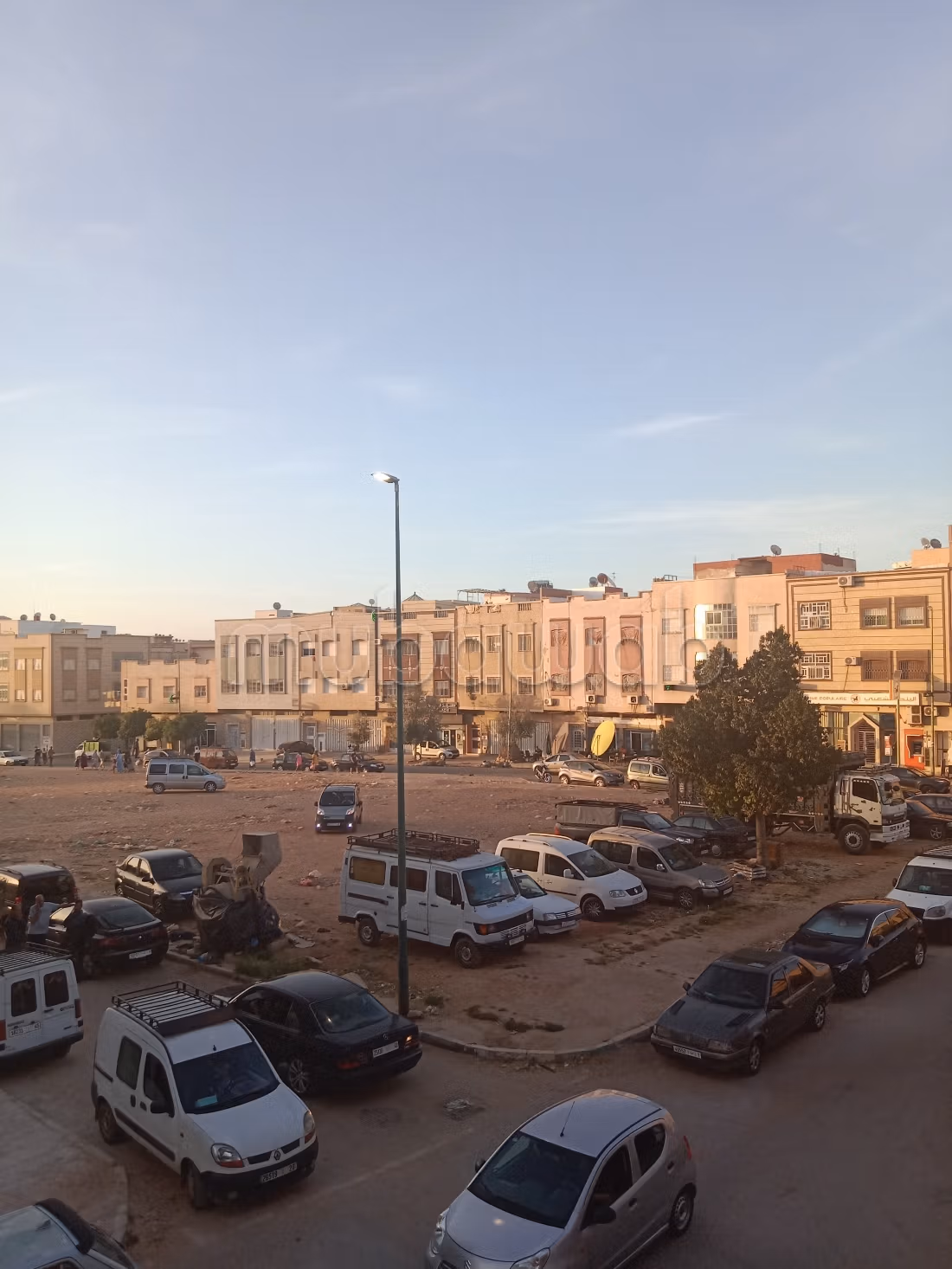 منزل تجاري محفظ للبيع مساحته 120 متر بثلات واجهات وقبو مجهز بمحل تجاري لثوابل والمواد الغدائية