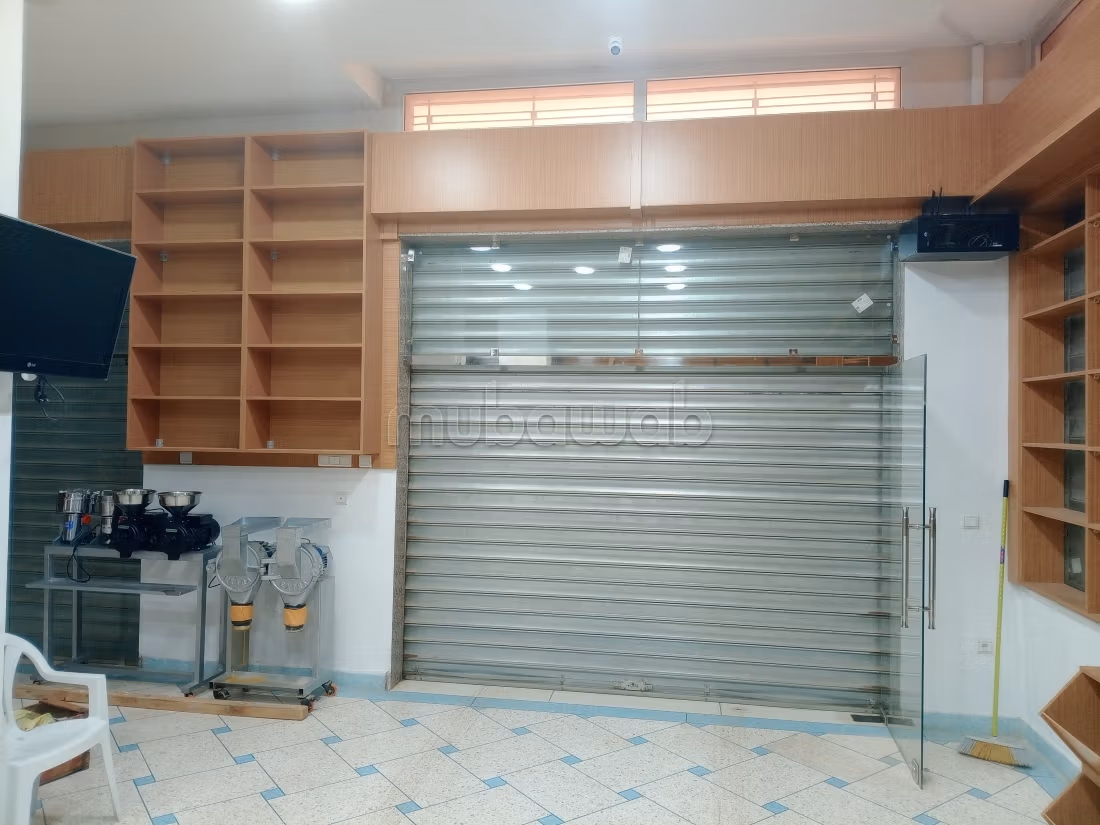 منزل تجاري محفظ للبيع مساحته 120 متر بثلات واجهات وقبو مجهز بمحل تجاري لثوابل والمواد الغدائية