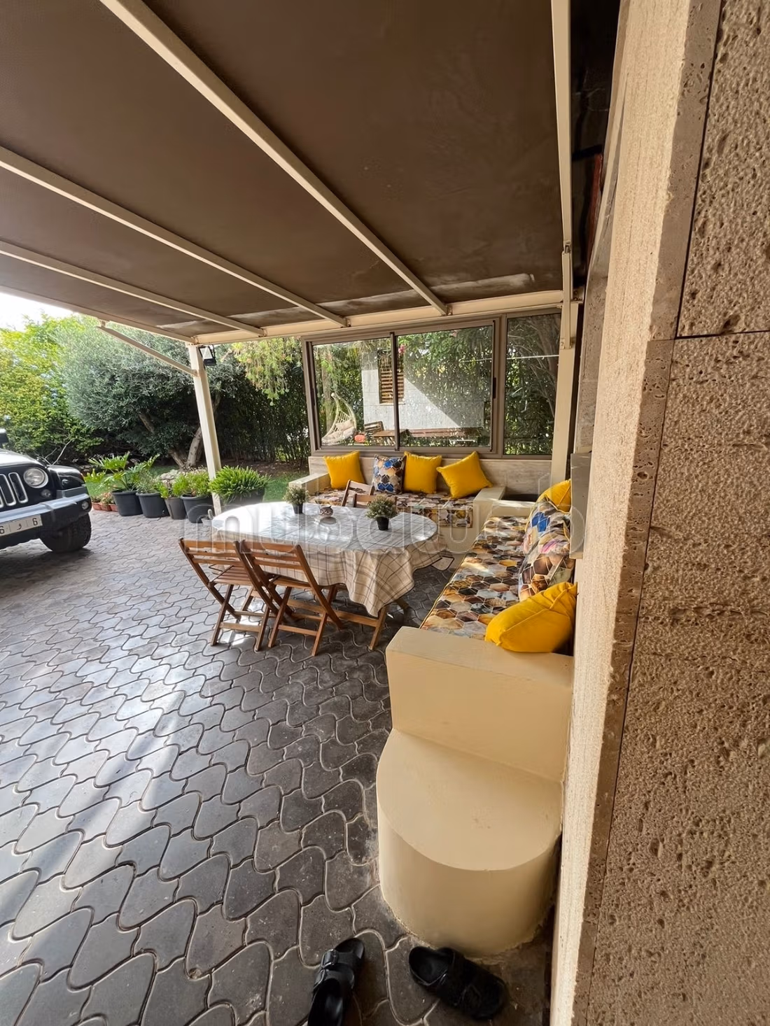 Maison de haut standing à vendre à Ain Diab Extension.
Surface totale 466 m².
Porte blindée, antenne parabolique