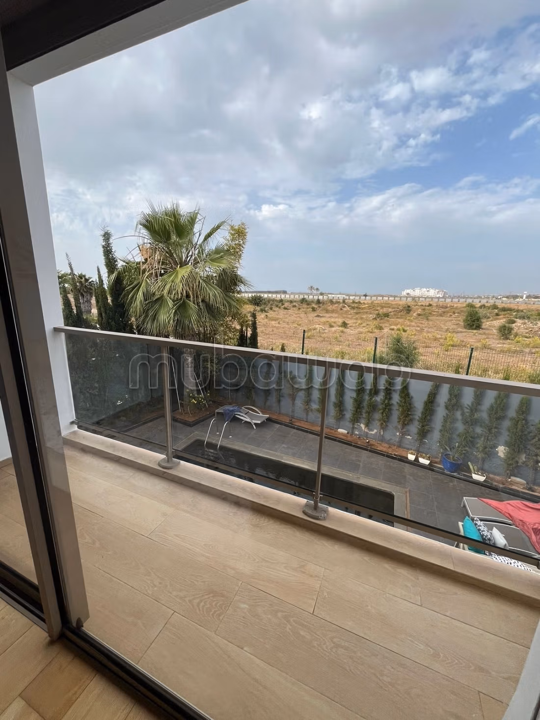 Maison de haut standing à vendre à Ain Diab Extension.
Surface totale 466 m².
Porte blindée, antenne parabolique