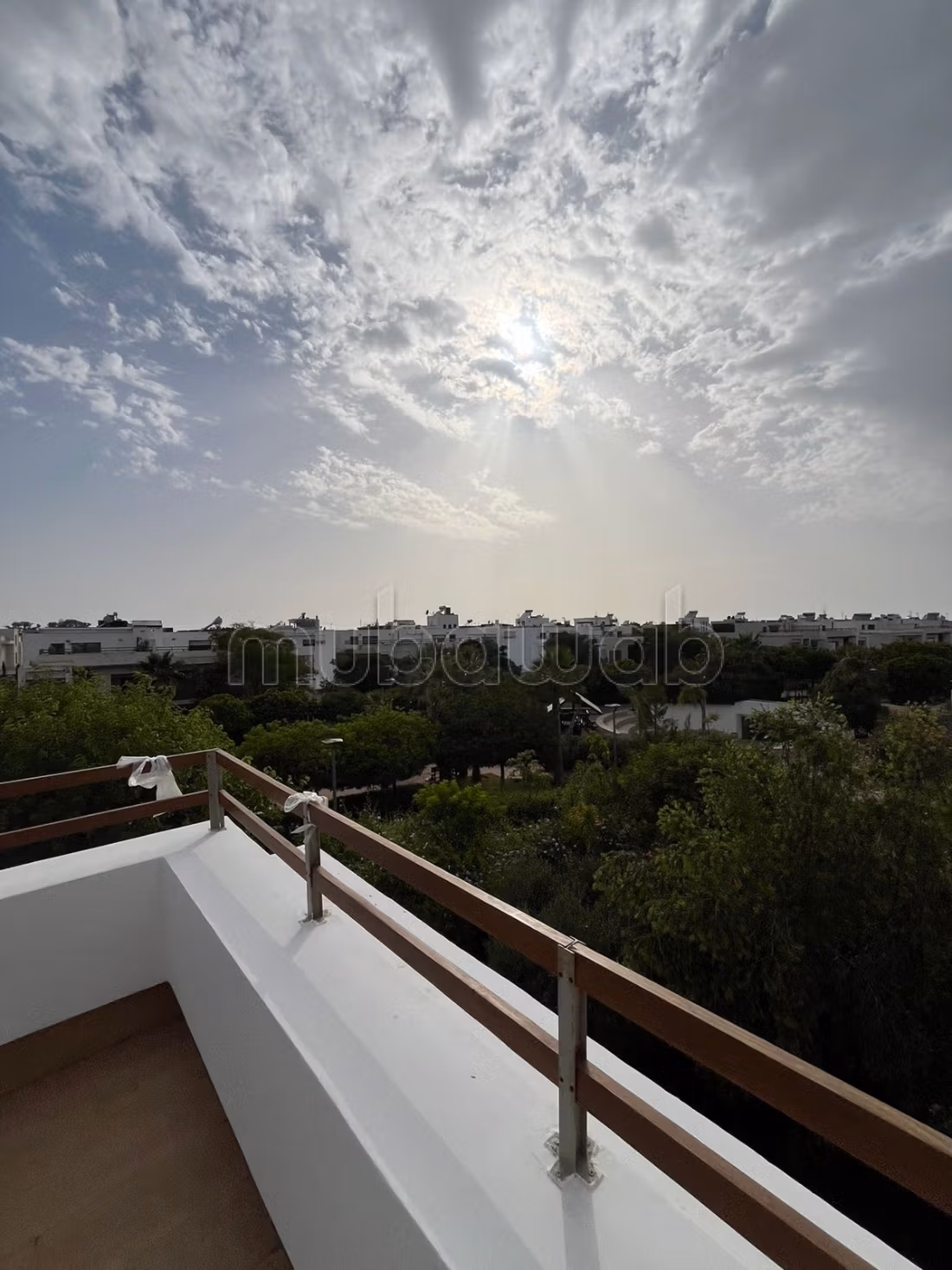 Maison de haut standing à vendre à Ain Diab Extension.
Surface totale 466 m².
Porte blindée, antenne parabolique