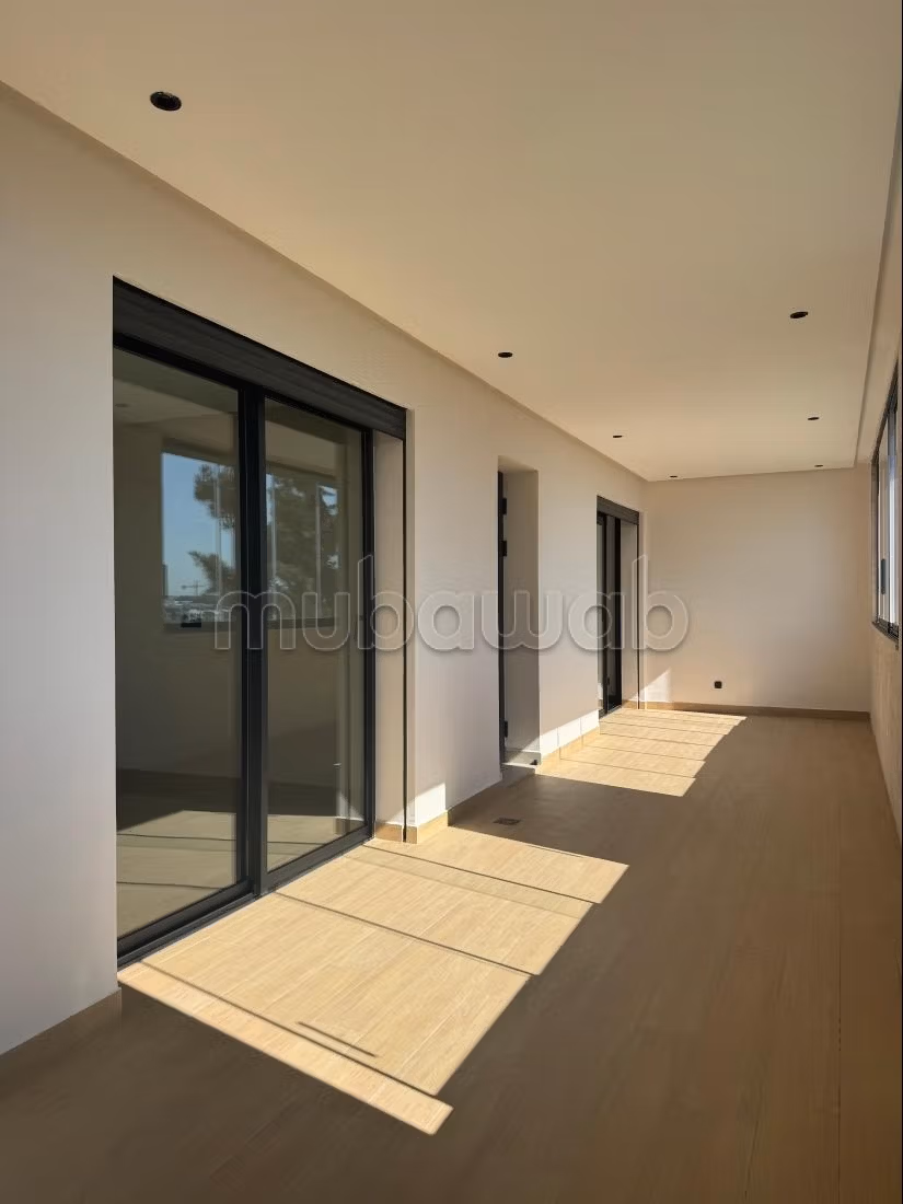Bel appartement en location à Souissi.
Surface de 140 m².
Terrasse sans vis à vis