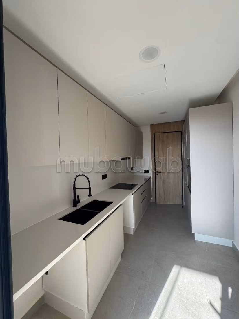 Bel appartamento in affitto a Souissi. Superficie di 140 m². Terrazza senza vista diretta