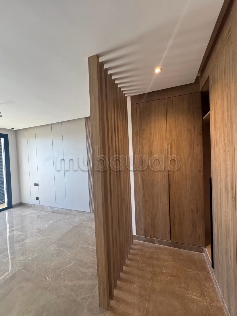 Bel appartement en location à Souissi.
Surface de 140 m².
Terrasse sans vis à vis
