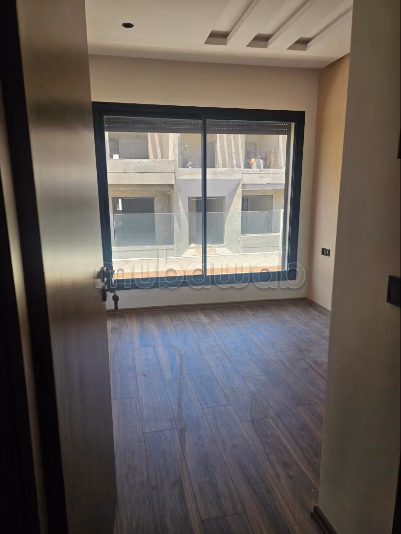 Superbe appartement à louer à Ferme Bretonne Hay Arraha.
Superficie 100 m².
Avec ascenseur et terrasse