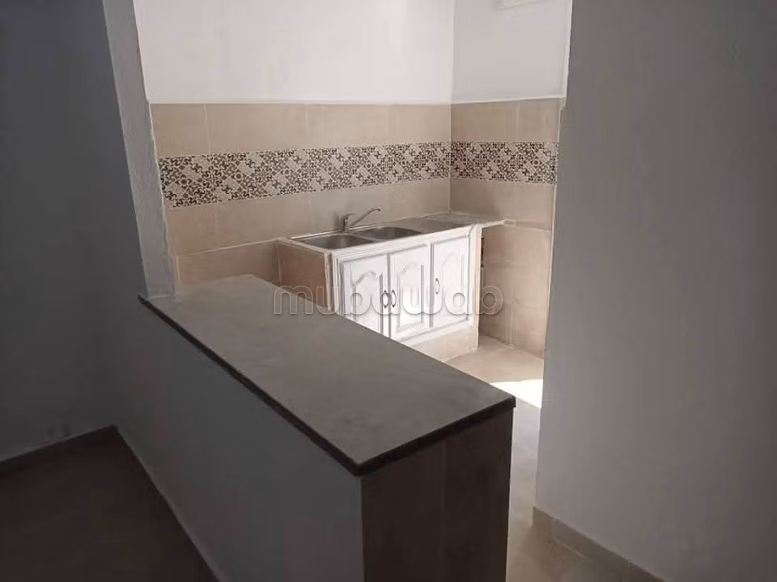 Bel appartement en location à El Mourouj 2.2 chambres. Grand balcon