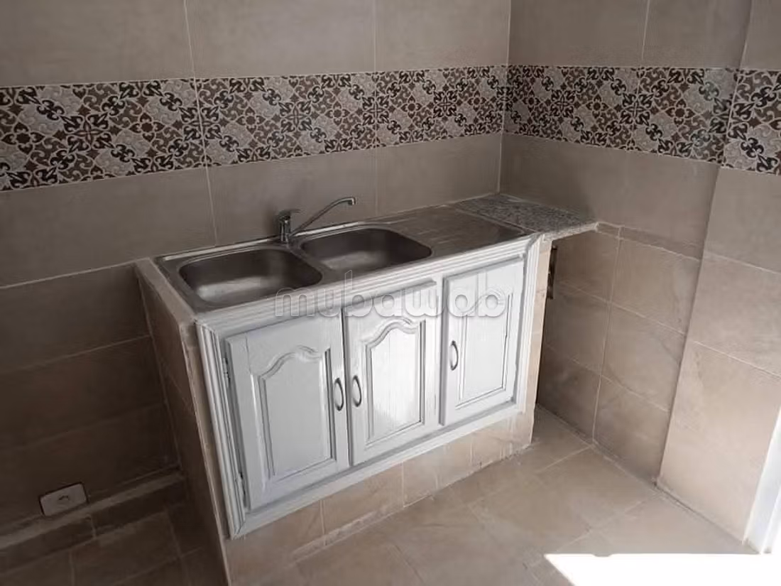 Bel appartement en location à El Mourouj 2.2 chambres. Grand balcon