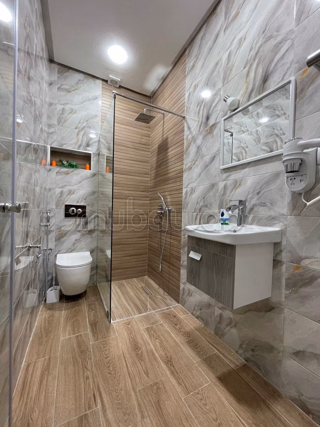 Apartamentos en alquiler en el centro de la ciudad. 2 habitaciones. Doble acristalamiento y calefacción central.