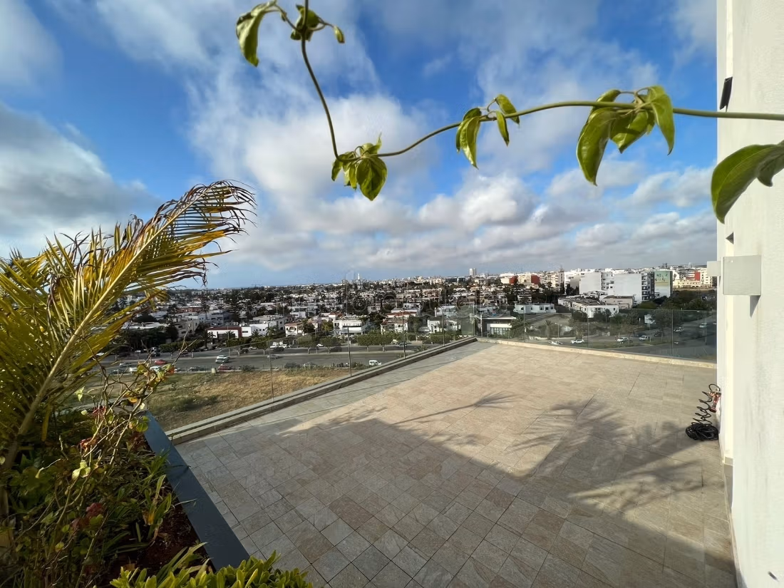 Penthouse moderne en location a CFC avec une grande terrasse