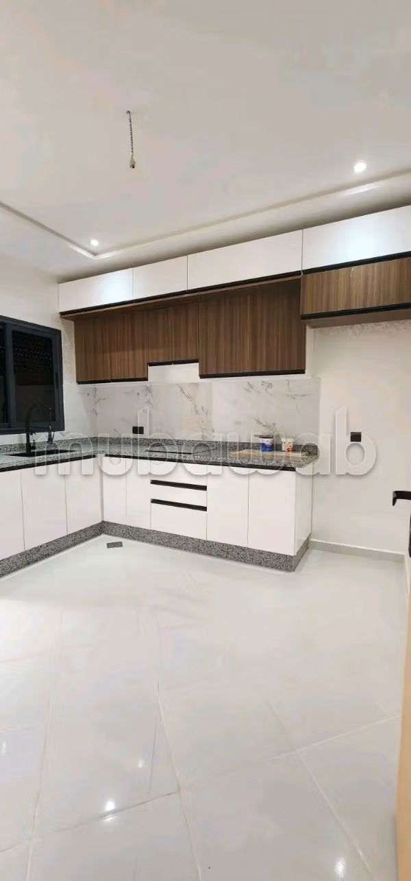 Apartamento en venta en Azrou. Área 115 m². Salón marroquí y plato satelital