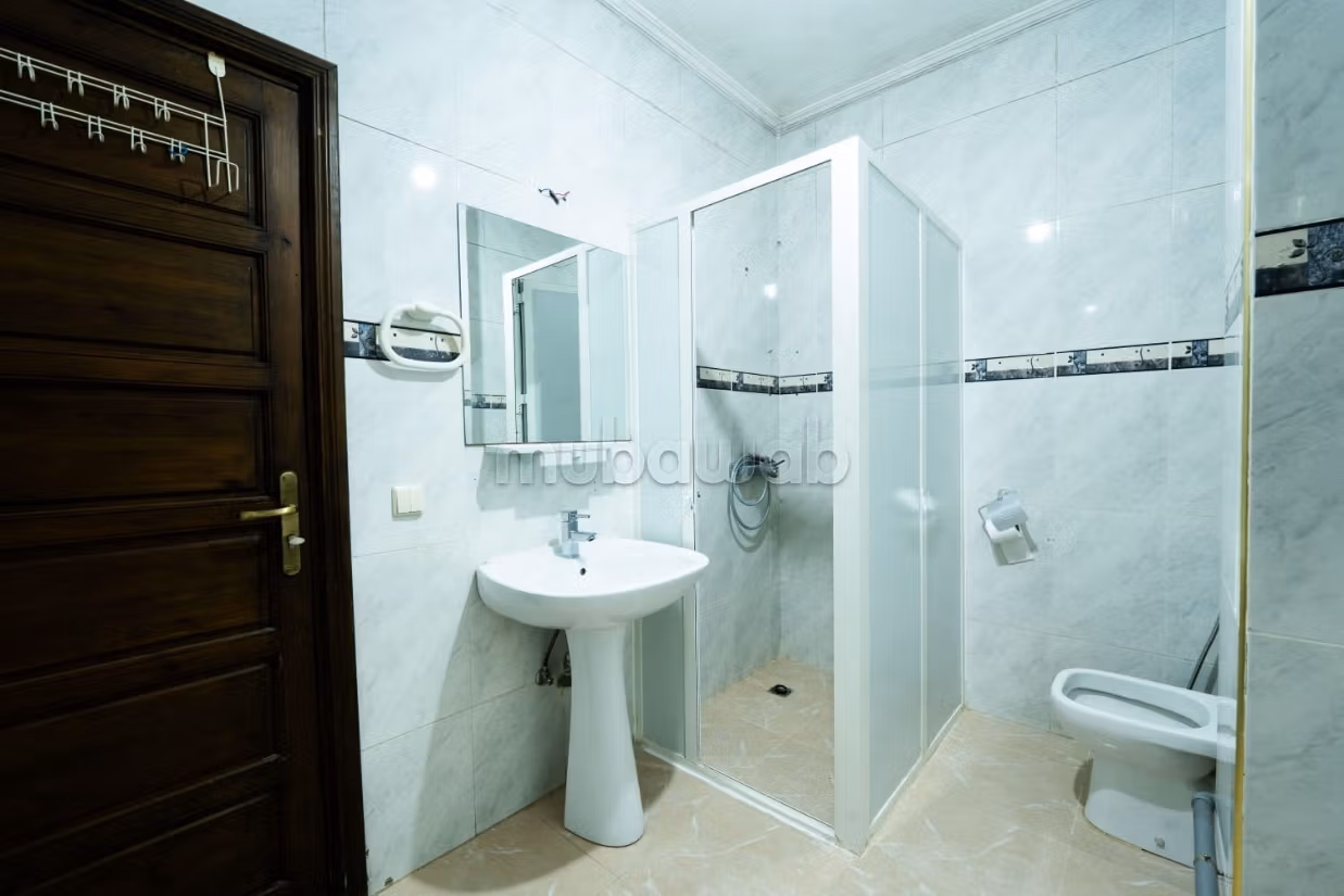 Superbe appartement vide à l’étage d’une villa dans un environnement calme et résidentiel — 3