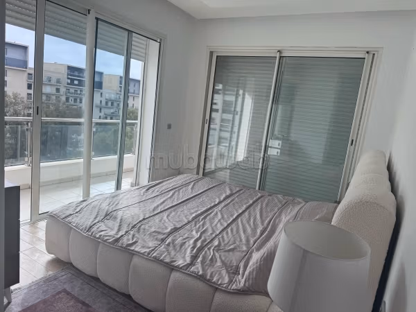 Appartamento in affitto vuoto a Riad. 3 grandi stanze. Terrazza e ascensore