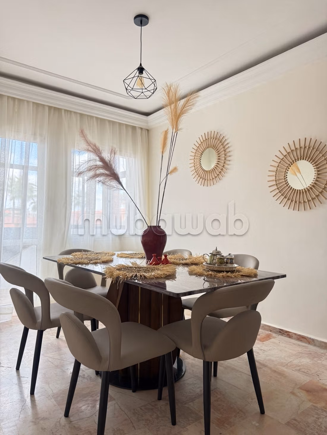 Appartamento arredato di alto livello con 2 camere da letto, balcone e parcheggio – Victor Hugo
