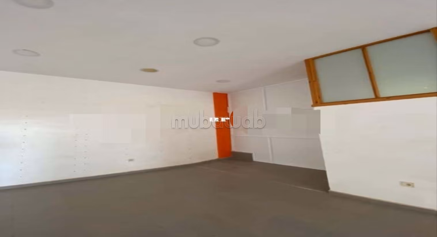 Louez ce local commercial à Hay Mohammadi. Surface de 65 m². Porte sécurisée