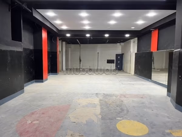 Huur deze commerciële ruimte bij Les princesses. Totale oppervlakte 153 m²
