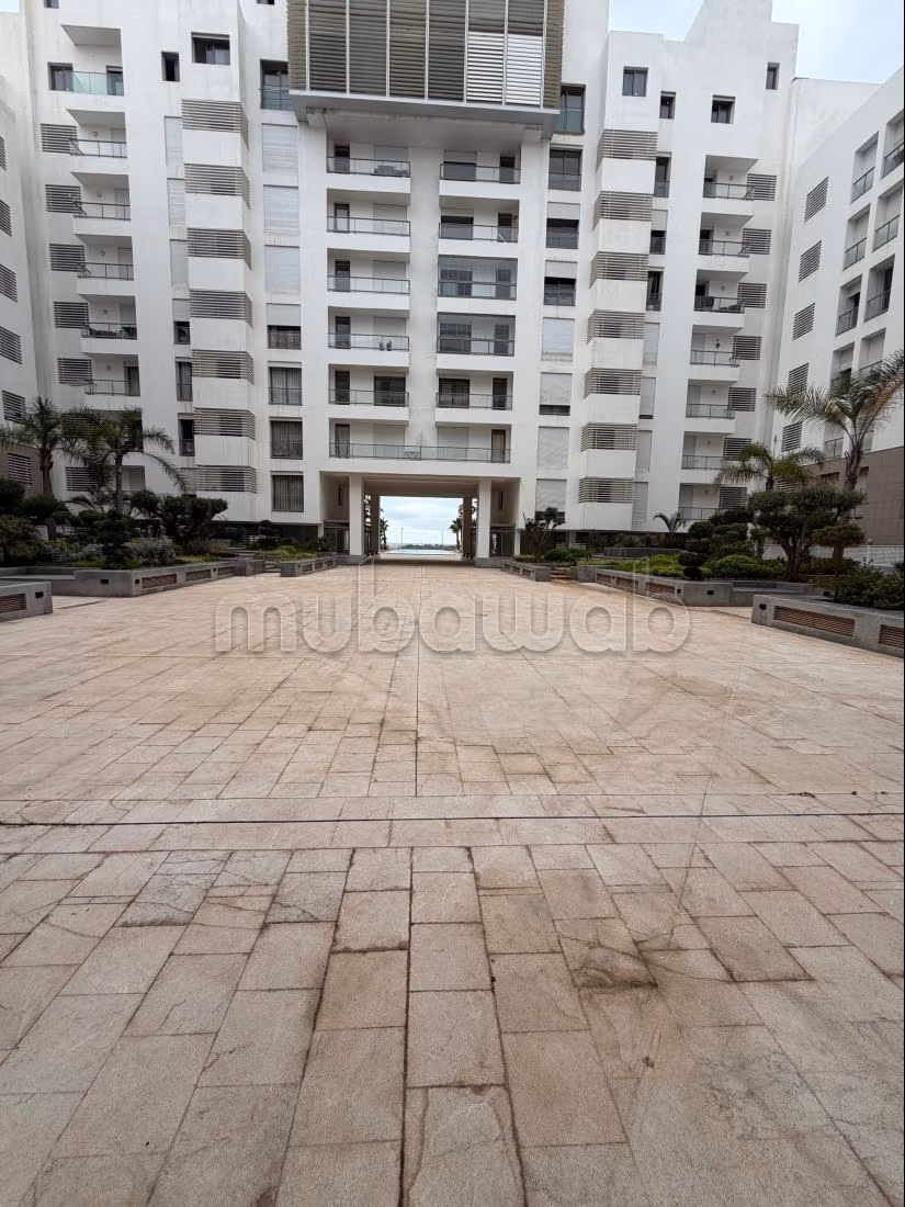 Vend appartement à Ain Diab Extension. Superficie 130 m². Meublé — 2
