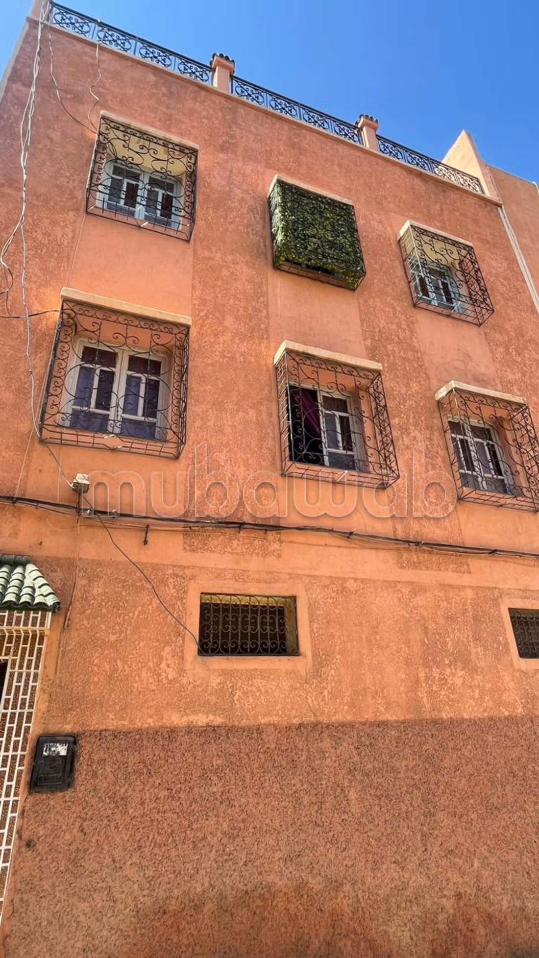 Belle maison à vendre à Bab Aghmat. Superficie totale de 100 m². Salon avec décor marocain