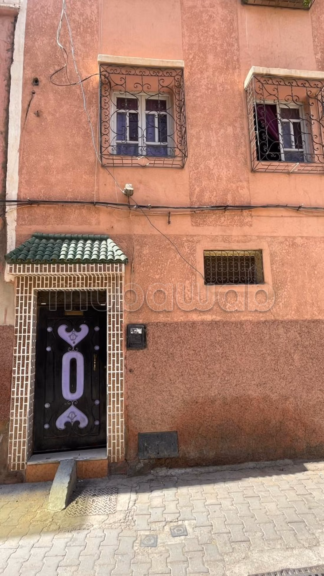 Belle maison à vendre à Bab Aghmat. Superficie totale de 100 m². Salon avec décor marocain — 2