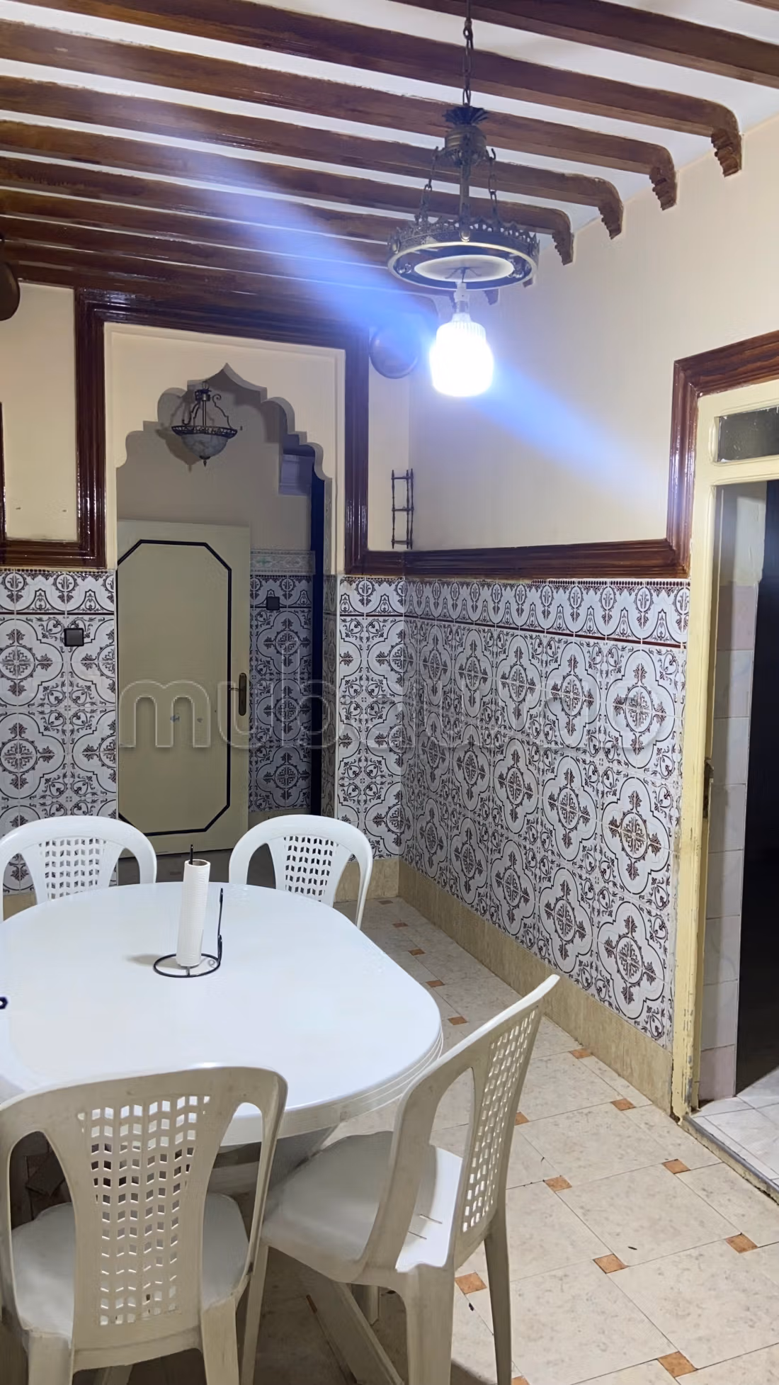 Belle maison à vendre à Bab Aghmat. Superficie totale de 100 m². Salon avec décor marocain — 3