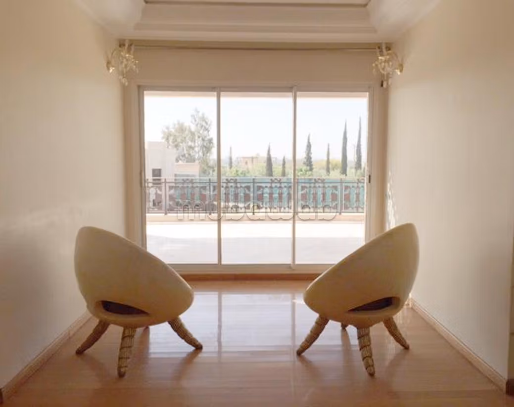 Uitzonderlijke semi-moderne villa te koop