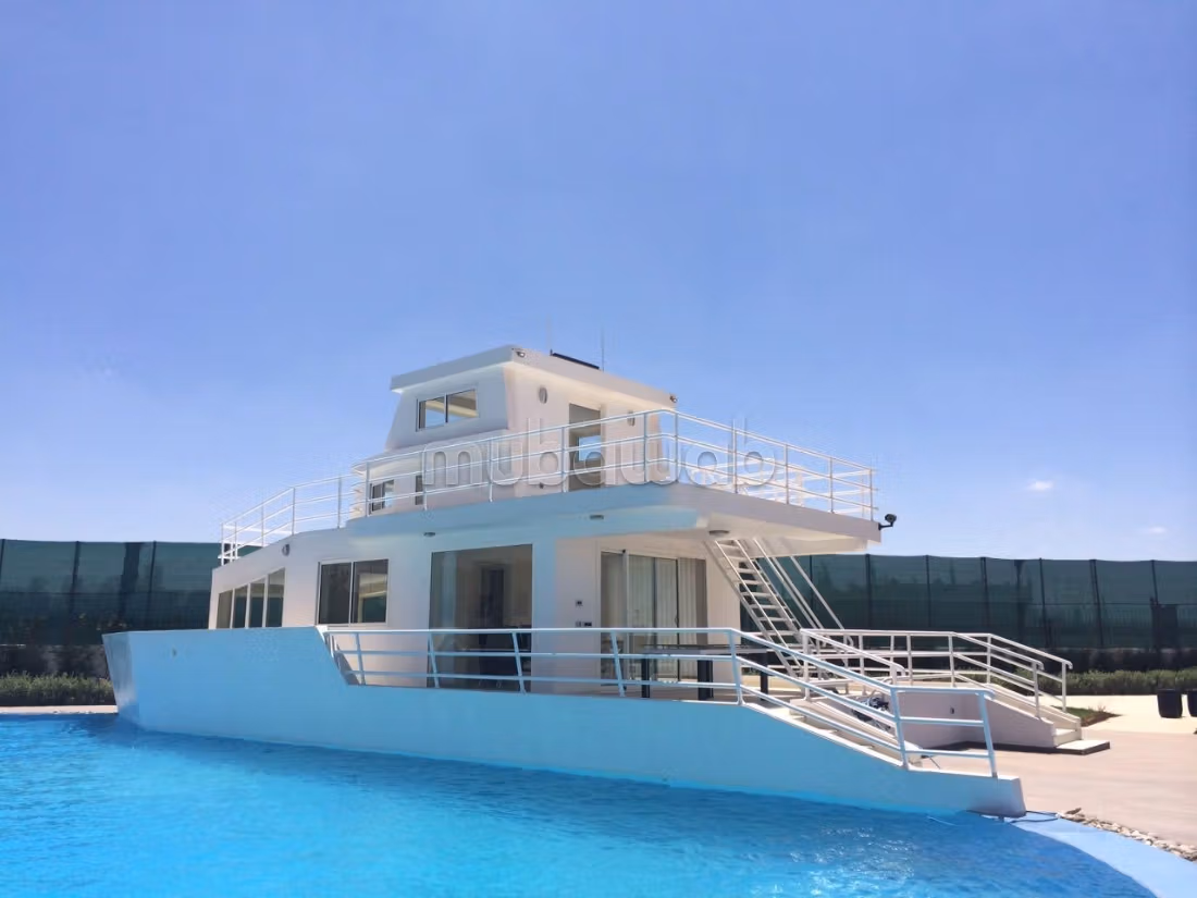 Uitzonderlijke semi-moderne villa te koop