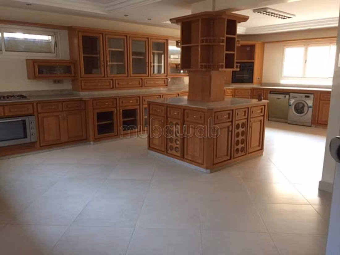 Uitzonderlijke semi-moderne villa te koop