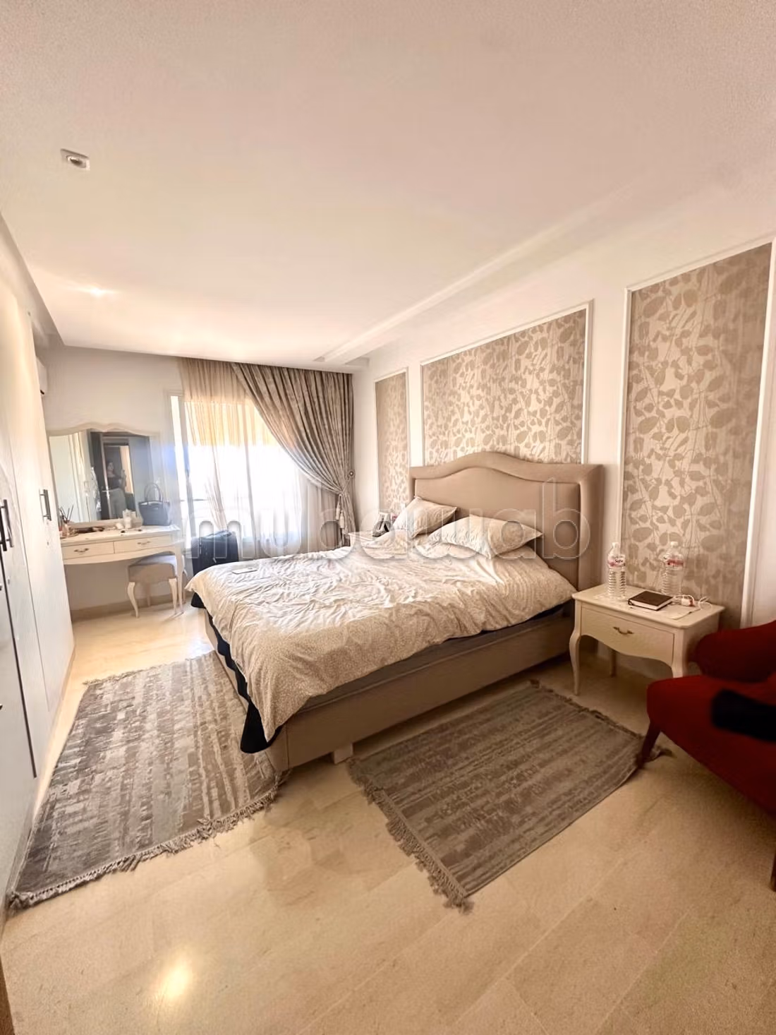 Vente d'un bel appartement à El Menzah 9. 
Surface totale 189 m². 
Porte blindée et parabole