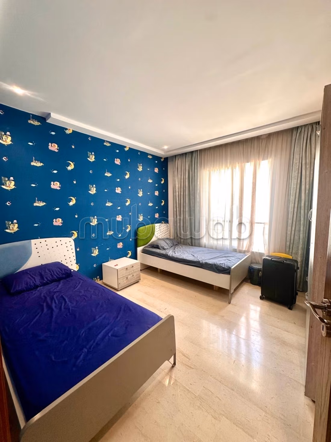 Vente d'un bel appartement à El Menzah 9. 
Surface totale 189 m². 
Porte blindée et parabole