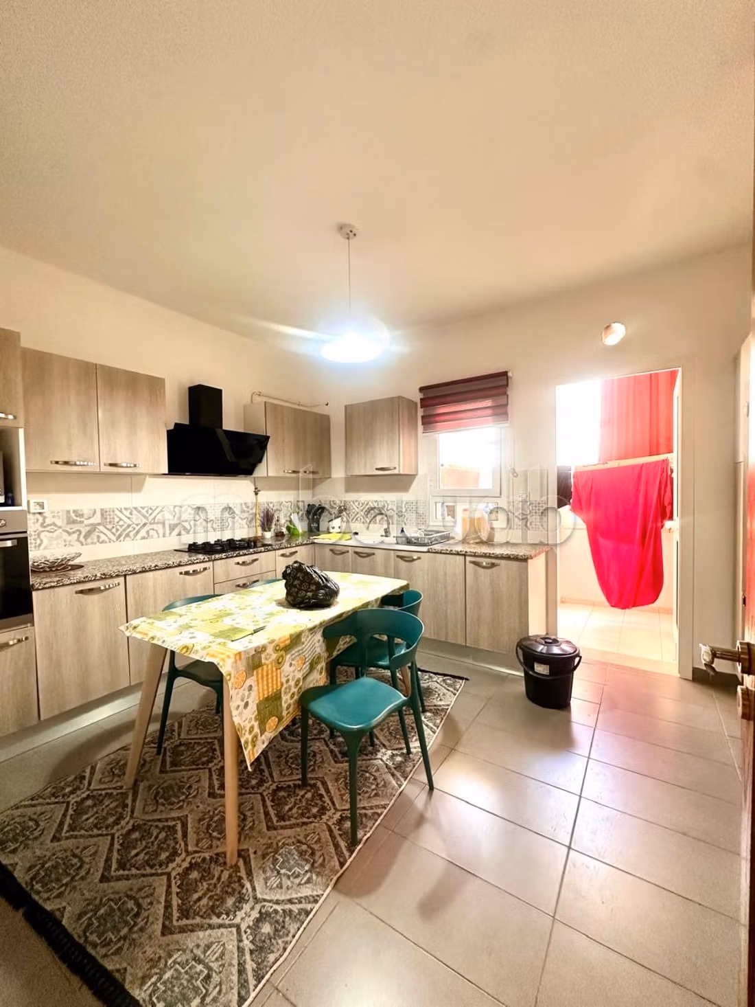 Vente d'un bel appartement à El Menzah 9. 
Surface totale 189 m². 
Porte blindée et parabole
