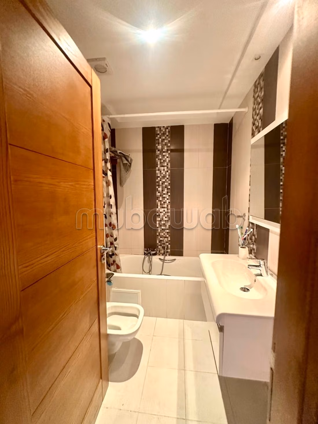 Vente d'un bel appartement à El Menzah 9. 
Surface totale 189 m². 
Porte blindée et parabole