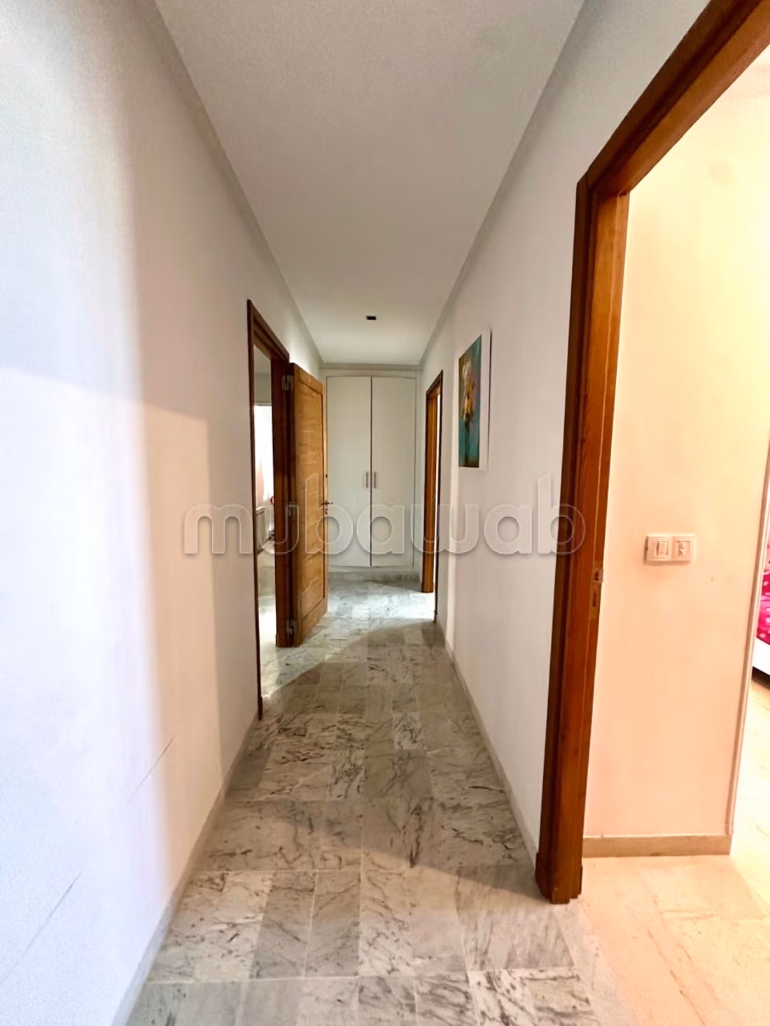 Vente d'un bel appartement à El Menzah 9. 
Surface totale 189 m². 
Porte blindée et parabole