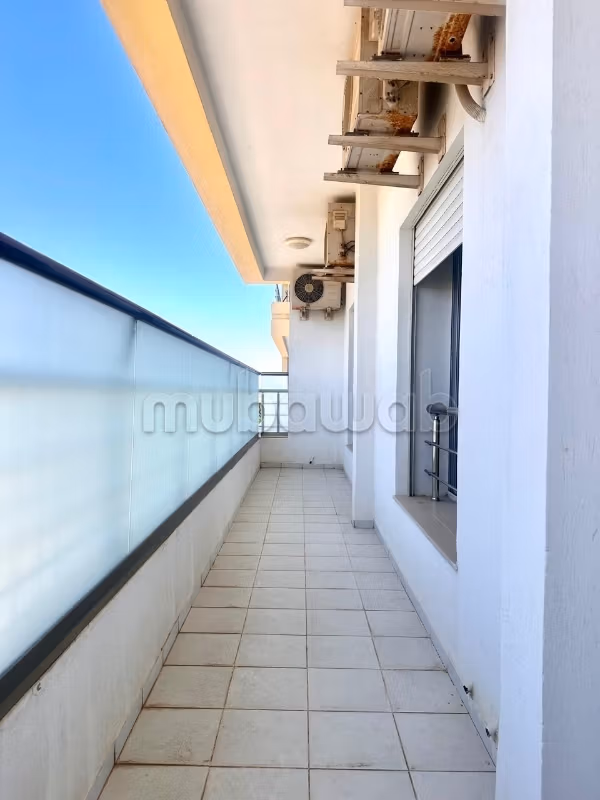 Vente d'un bel appartement à El Menzah 9. 
Surface totale 189 m². 
Porte blindée et parabole