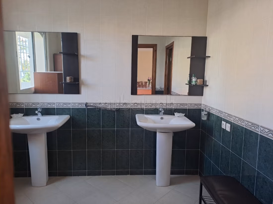 High quality house for sale. 5 beautiful rooms. Furnishings