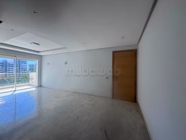 Huur van een appartement in Riyad. 4 grote kamers. Lift en terras