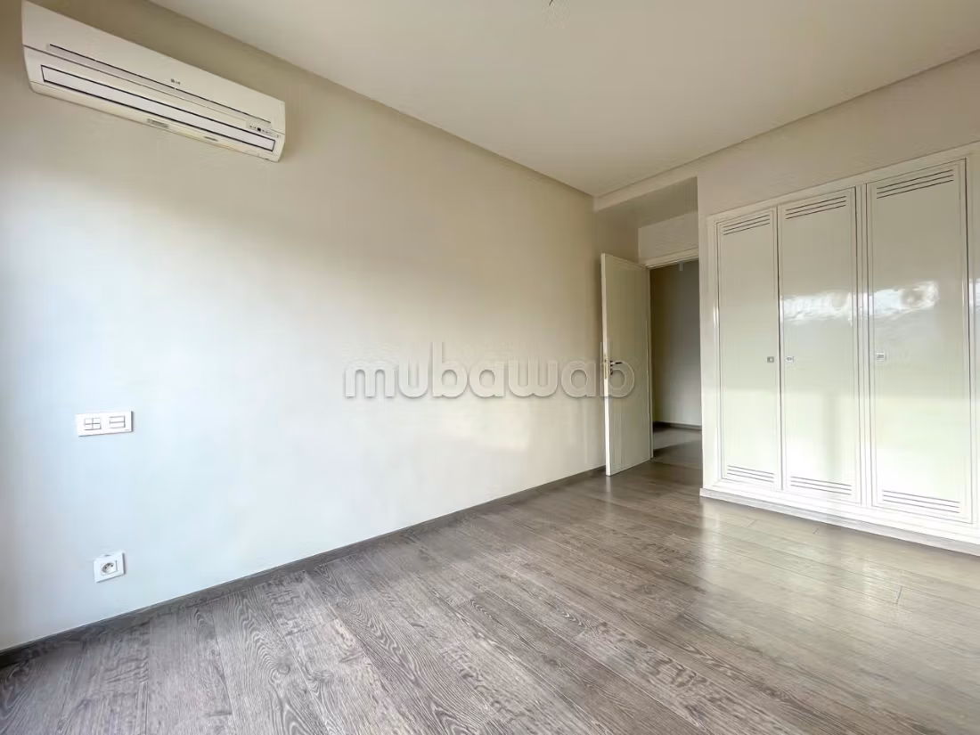Exceptional duplex on the top floor for rent empty in Gauthier