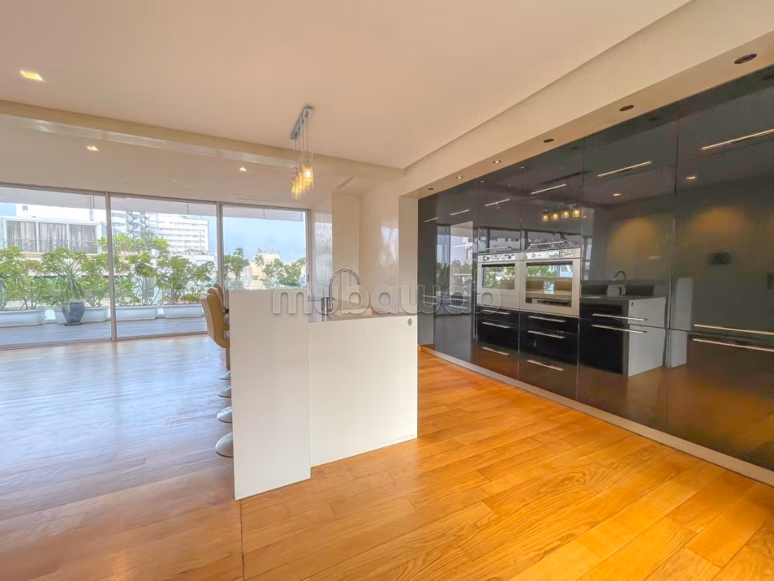 Exceptional duplex on the top floor for rent empty in Gauthier
