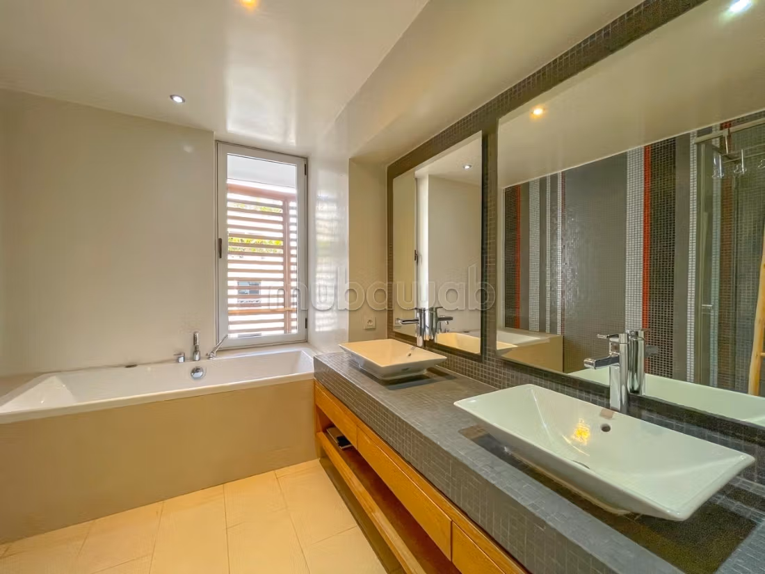 Exceptional duplex on the top floor for rent empty in Gauthier