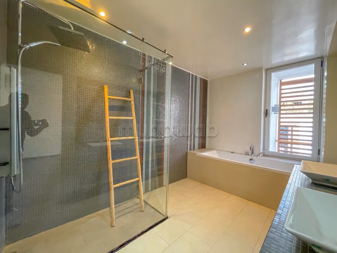 Exceptional duplex on the top floor for rent empty in Gauthier