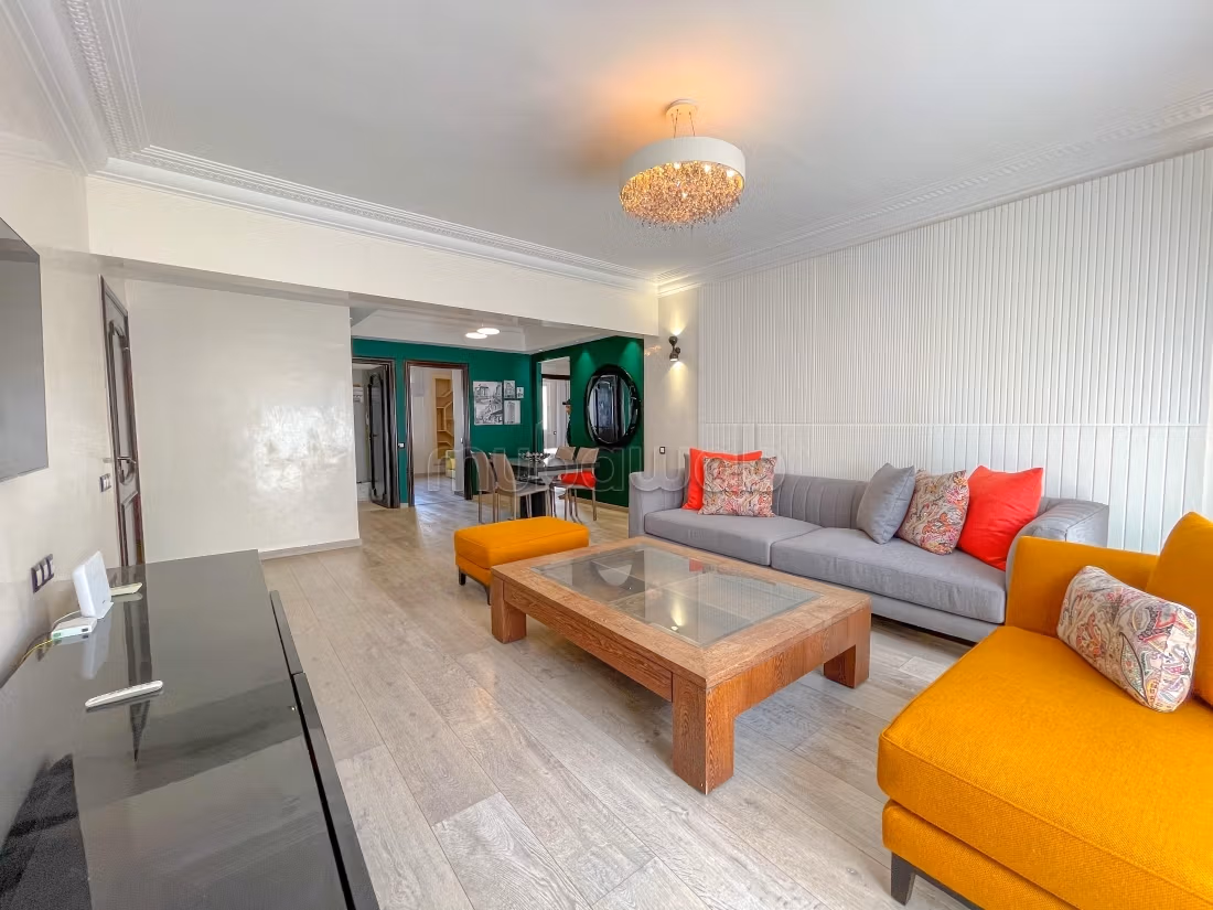 Bel appartement en location à Racine.
Surface de 150 m².
Bien meublé — 3