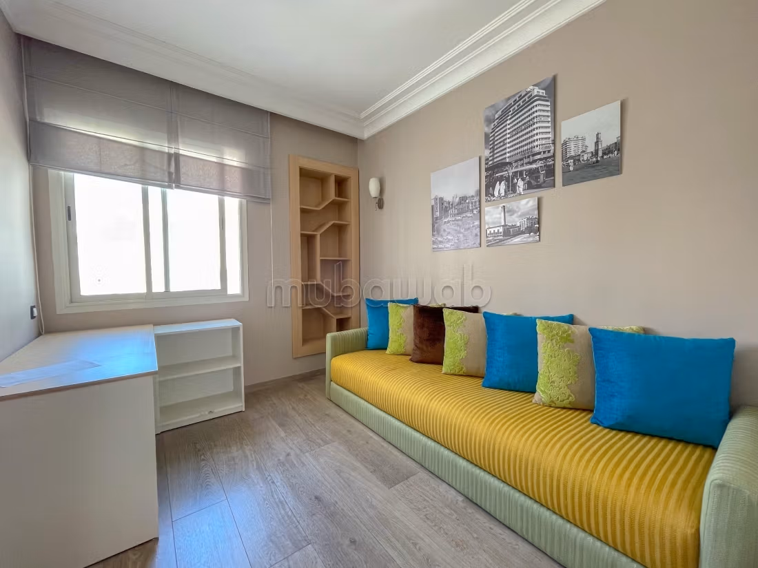 Bel appartement en location à Racine.
Surface de 150 m².
Bien meublé — 4