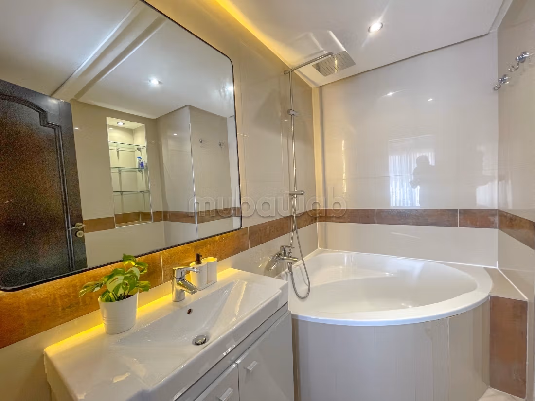 Bel appartement en location à Racine.
Surface de 150 m².
Bien meublé — 6