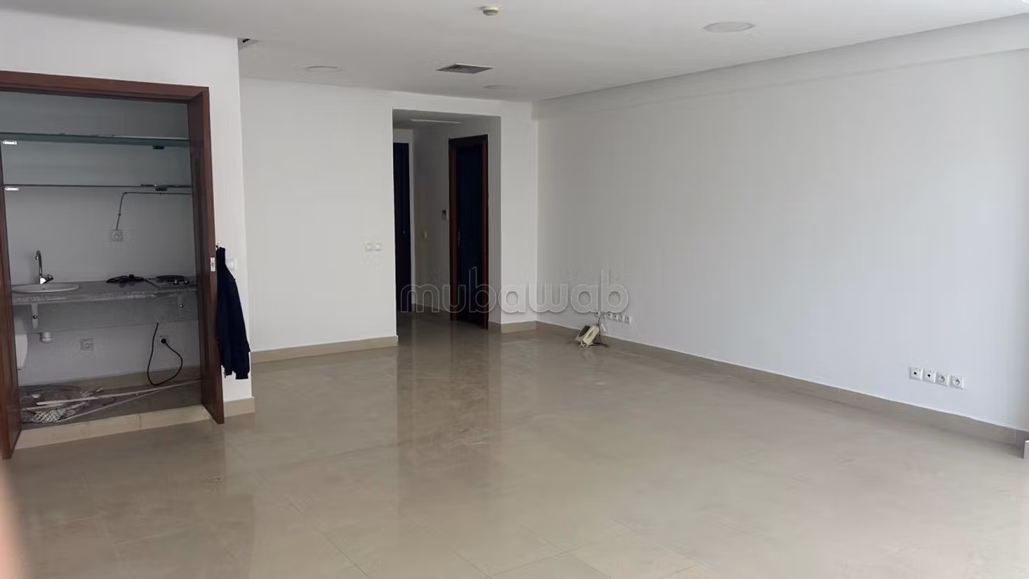 Offices for sale in Abdelmoumen, area 47 m². Equipped kitchen