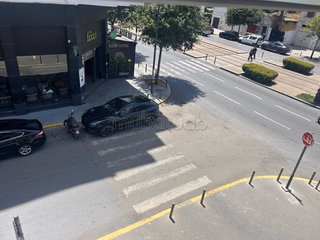 Offices for sale in Abdelmoumen, area 47 m². Equipped kitchen