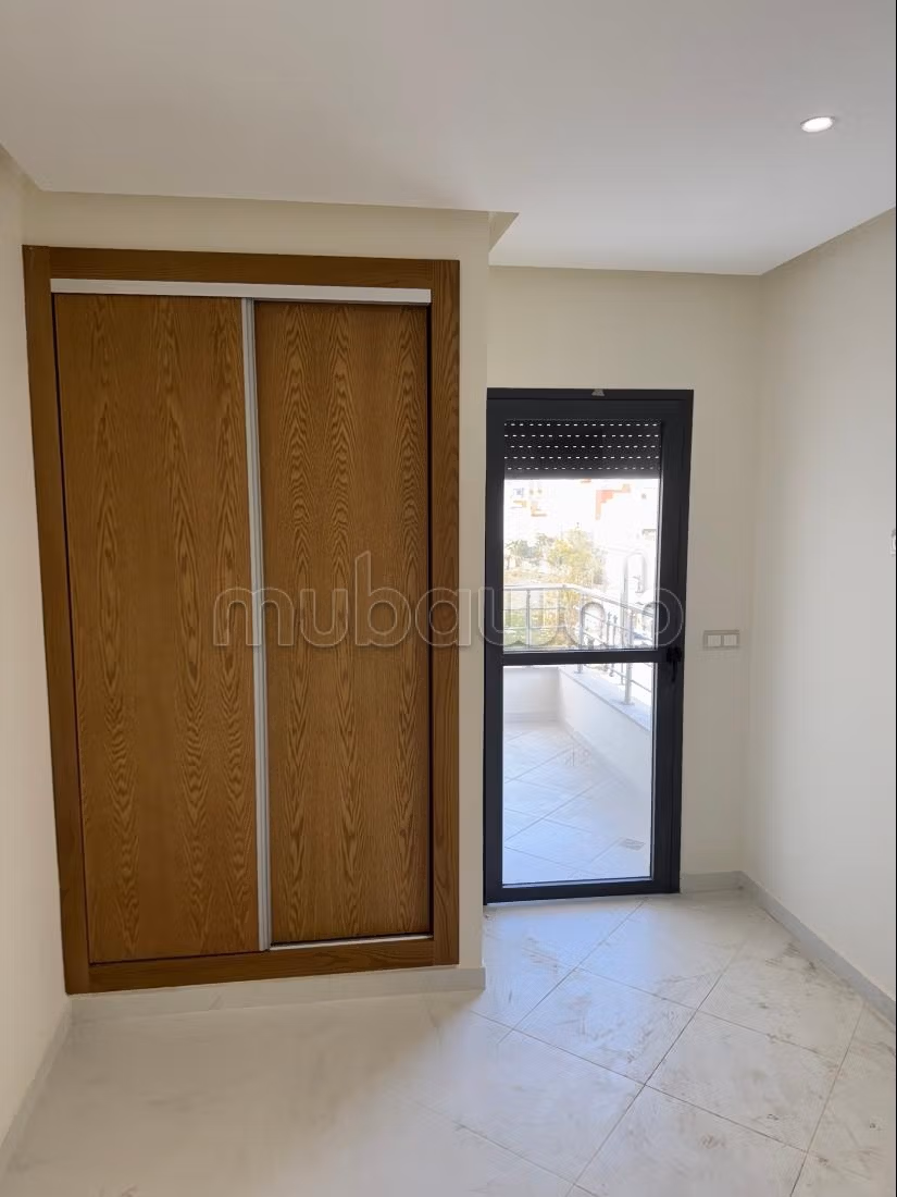 Apartment for rent in Msnana. 2 large rooms. The accommodation has concierge service and air conditioning system.